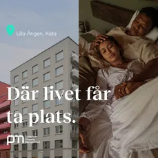 Kampanjannons: 'Där livet får ta plats' — fasad i Kista Äng bredvid ett par i en säng